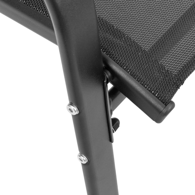 Krzesło ogrodowe z podłokietnikami.