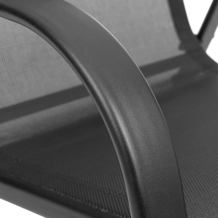 Krzesło ogrodowe z podłokietnikami.