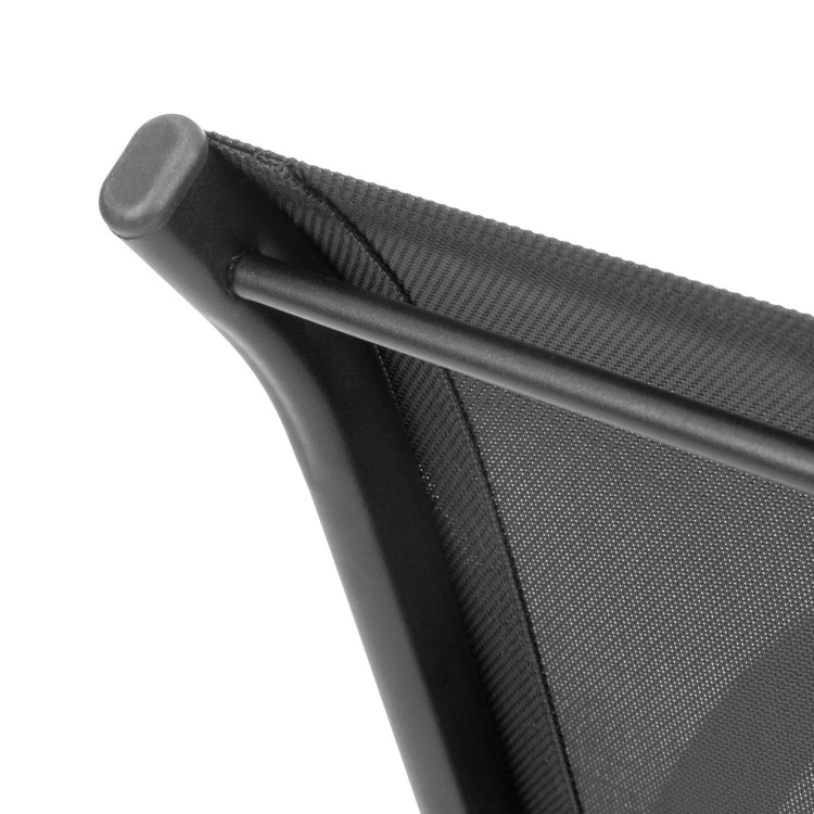 Krzesło ogrodowe z podłokietnikami.