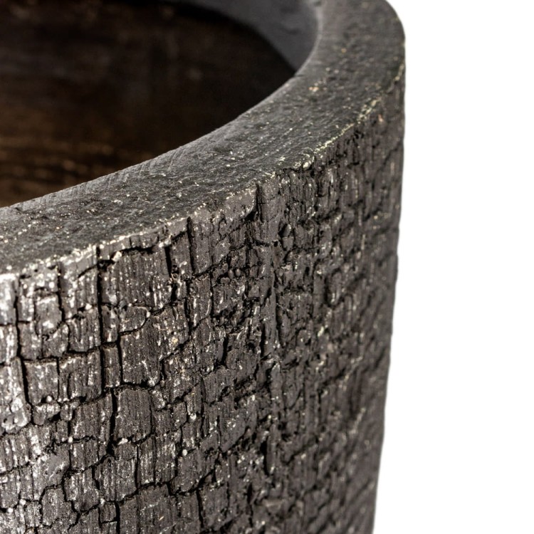 Donica ogrodowa w kolorze czarnym.