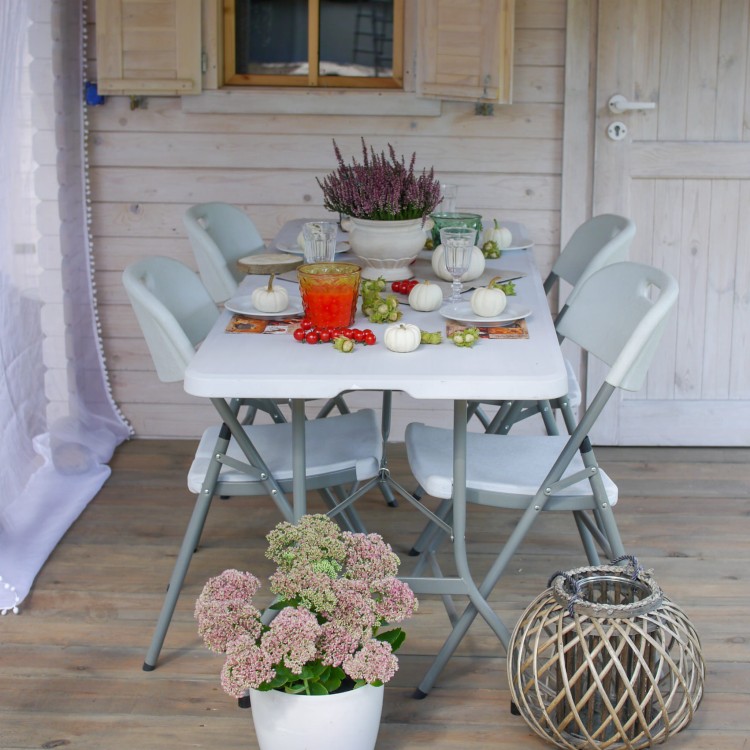 Stół cateringowy w kolorze białym.