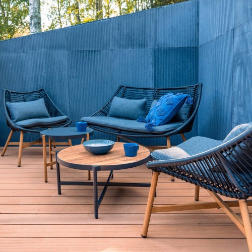 Zestaw mebli kawowych z dwoma stolikami.