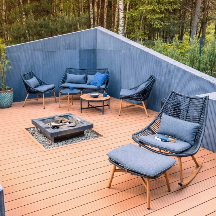 Zestaw mebli kawowych z dwoma stolikami.