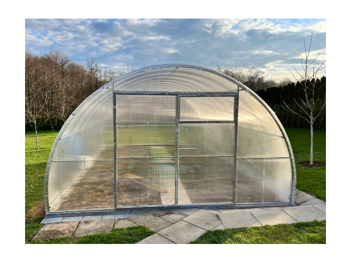 Duży tunel ogrodowy z poliwęglanu.