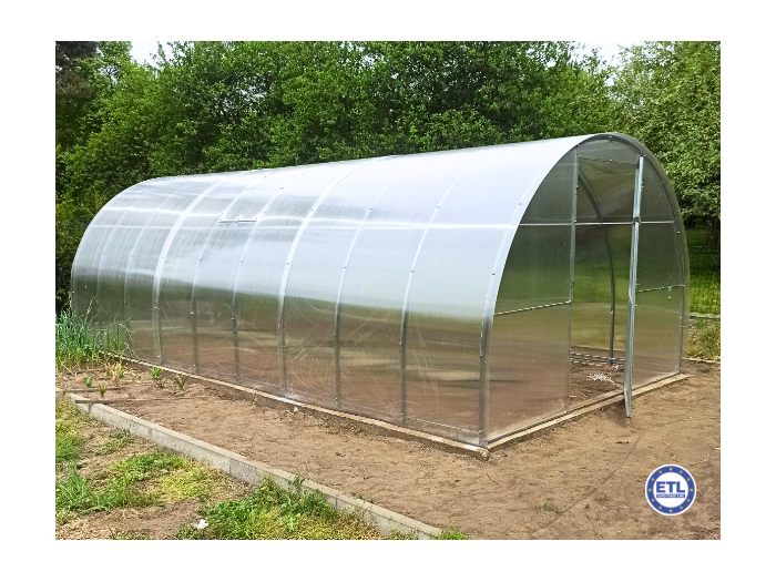 Duża szklarnia ogrodowa z poliwęglanu.