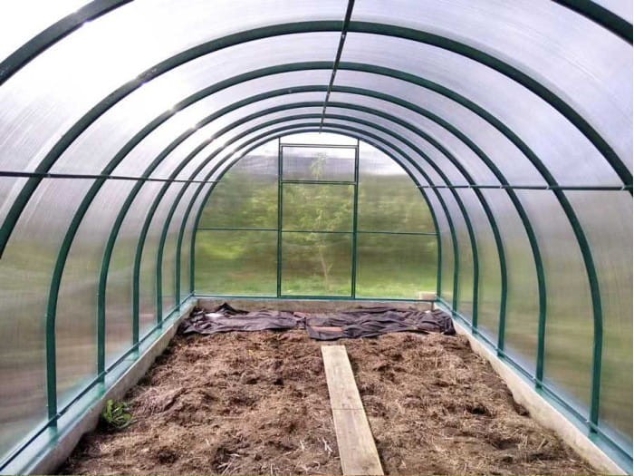 Duża szklarnia ogrodowa z poliwęglanu.