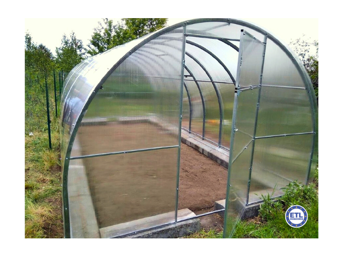 Duża szklarnia ogrodowa z poliwęglanu.