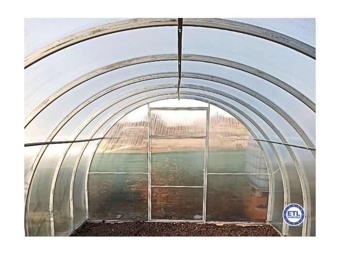 Duża szklarnia ogrodowa z poliwęglanu.