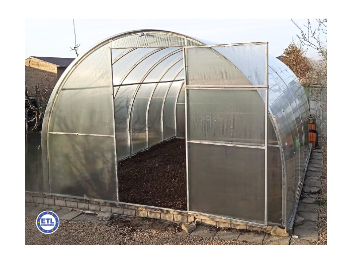 Duża szklarnia ogrodowa z poliwęglanu.