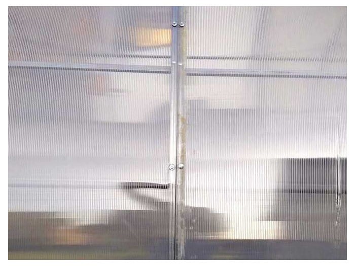 Duża szklarnia ogrodowa z poliwęglanu.