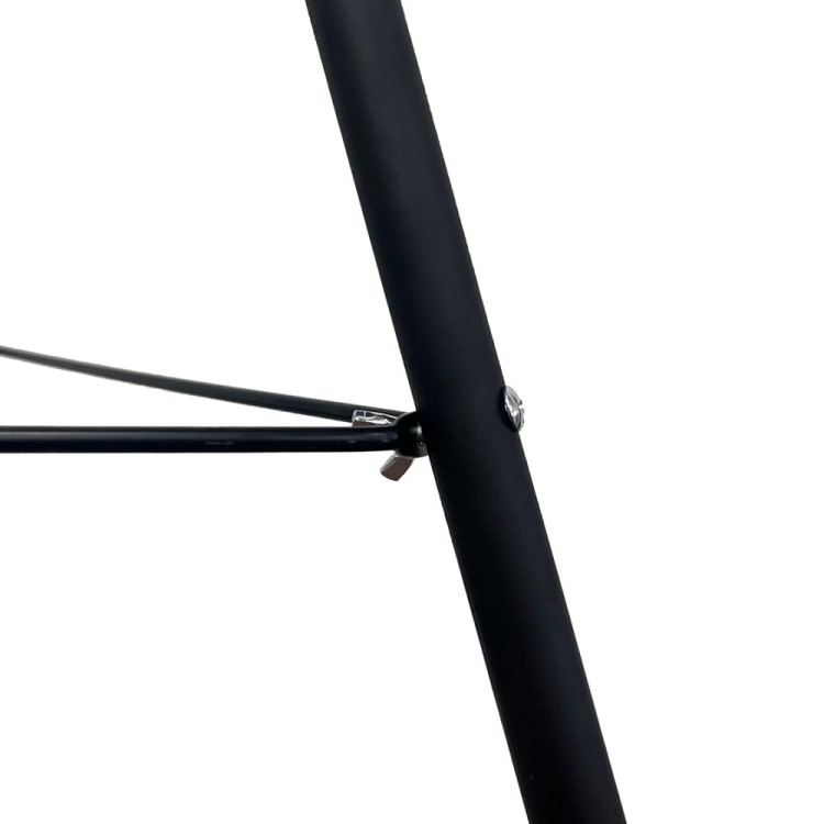 Palenisko ogrodowe na trójnogu.