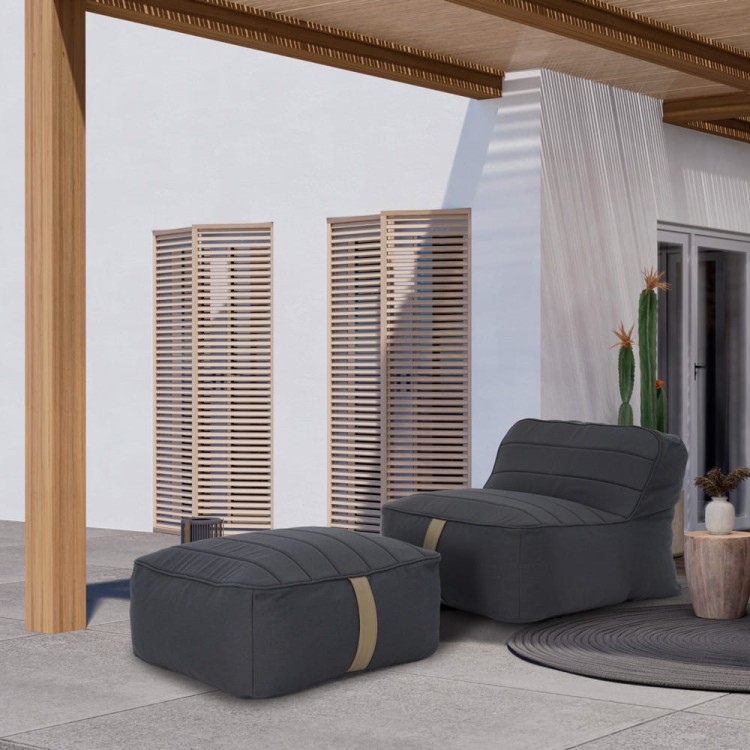 Siedzisko ogrodowe w kolorze granatowym.