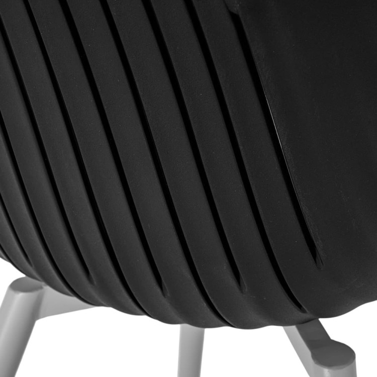 Krzesło ogrodowe w kolorze czarnym.