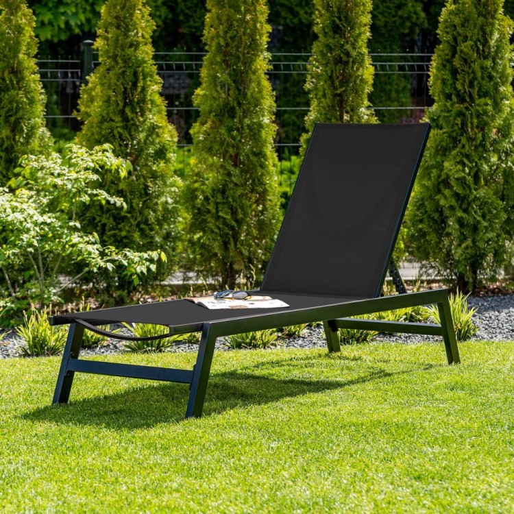 Leżak ogrodowy z regulacją.