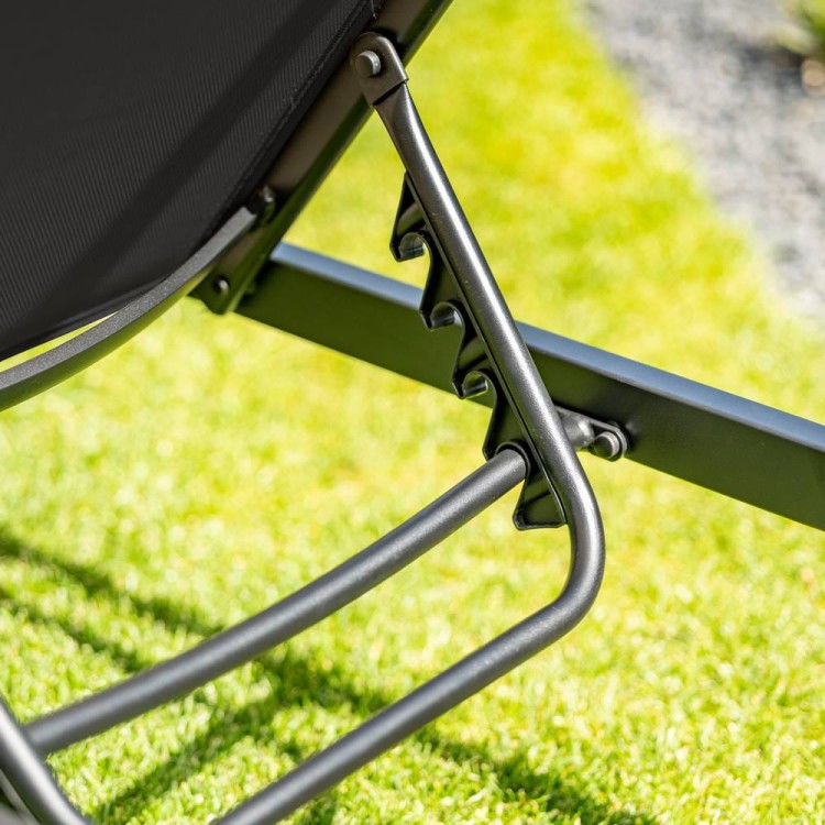 Leżak ogrodowy z regulacją.