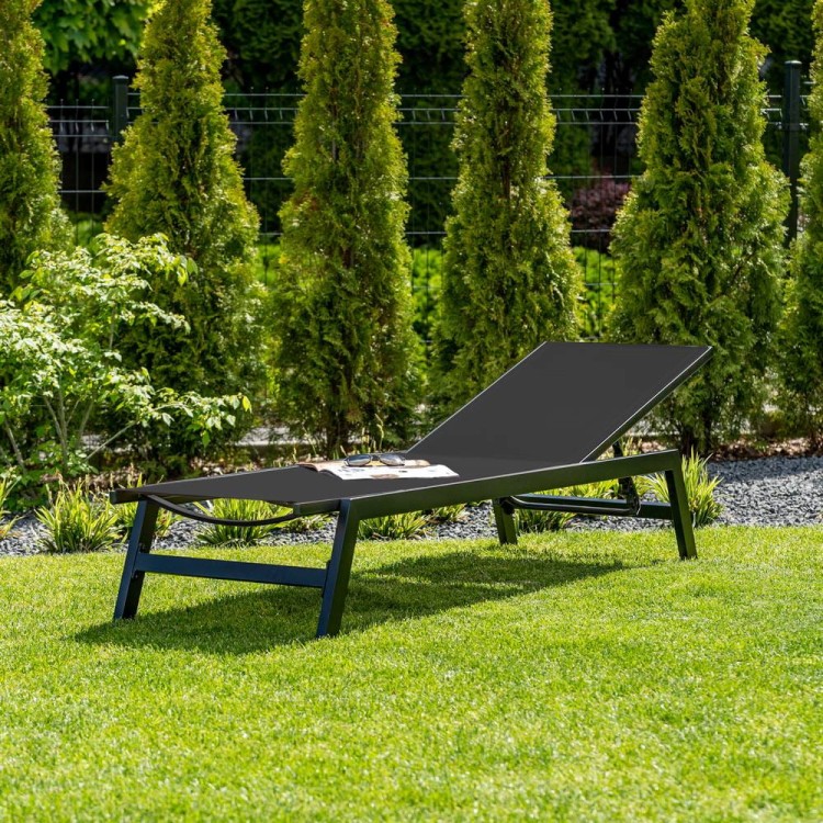 Leżak ogrodowy z regulacją.