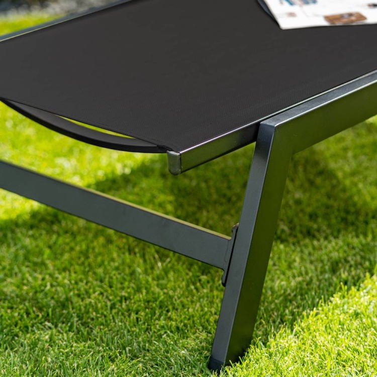 Leżak ogrodowy z regulacją.