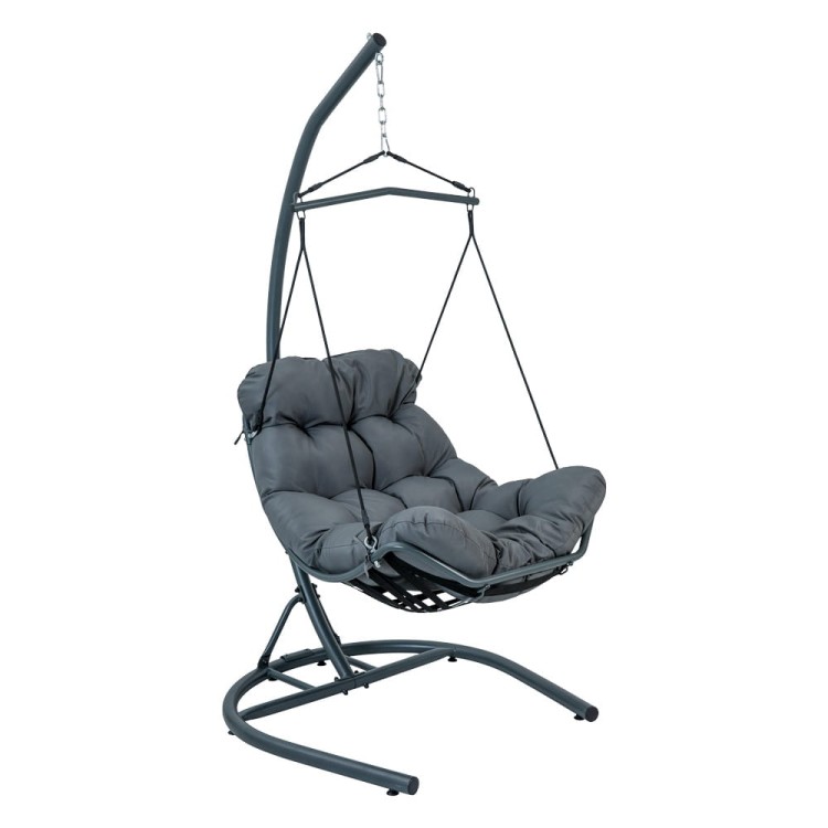 Fotel wiszący z obszerną poduchą.