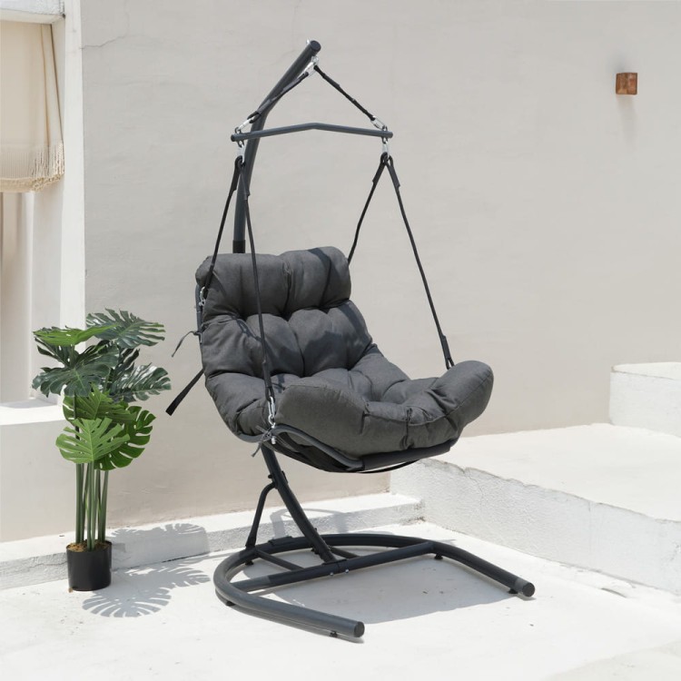 Fotel wiszący z obszerną poduchą.