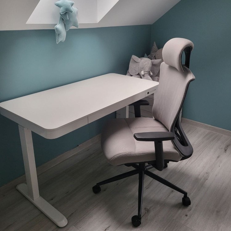 Biurko ergonomiczne.