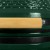 Ceramiczny grill węglowy z półkami.