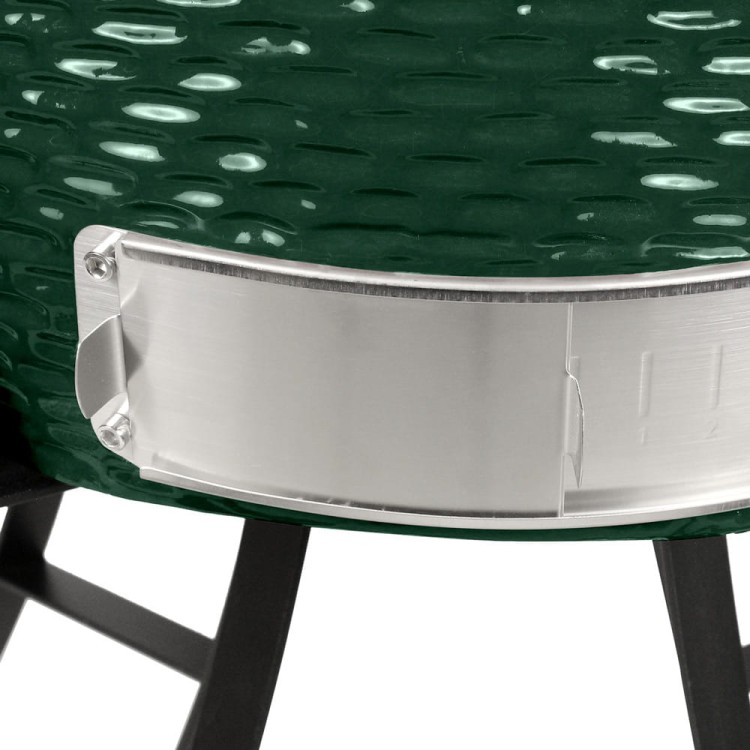 Ceramiczny grill węglowy z półkami.
