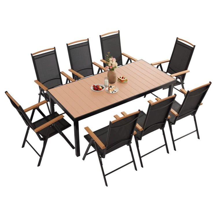 Zestaw mebli ogrodowych z dużym stołem.