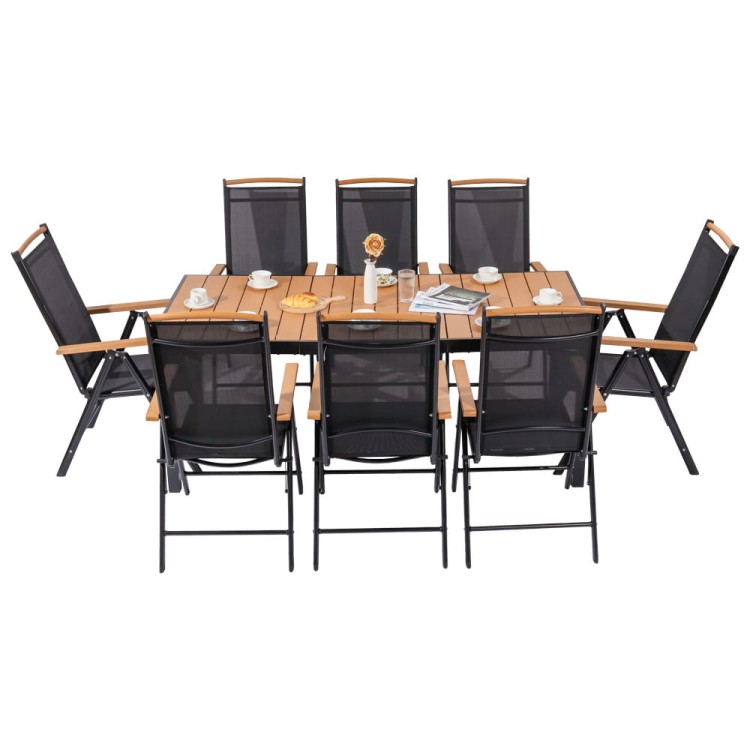 Zestaw mebli ogrodowych z dużym stołem.