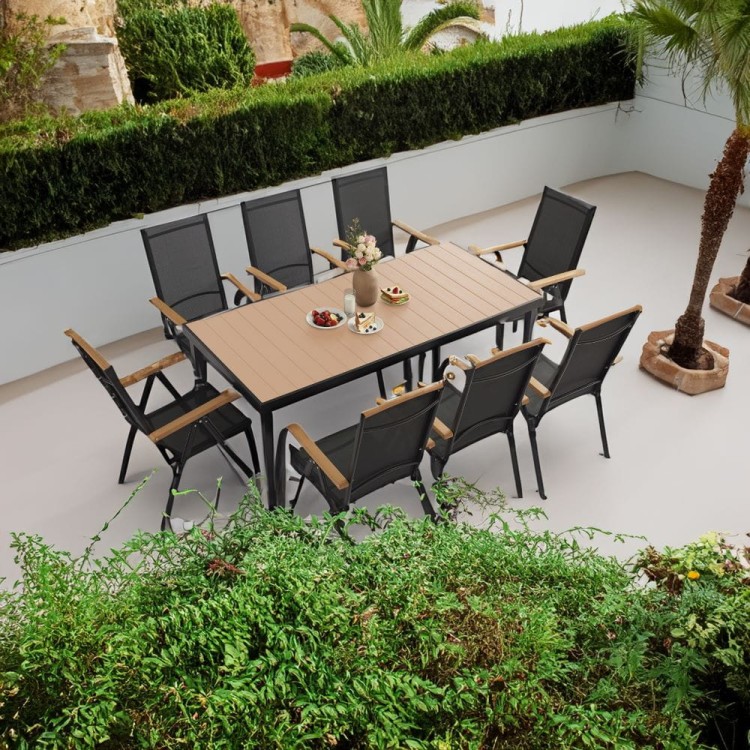 Zestaw mebli ogrodowych z dużym stołem.