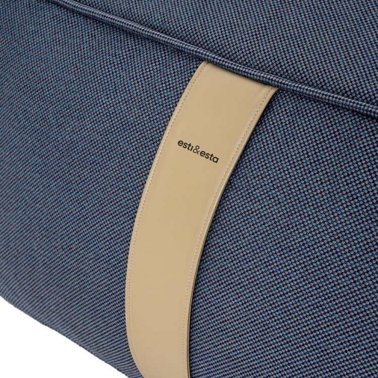 Siedzisko ogrodowe w kolorze granatowym.