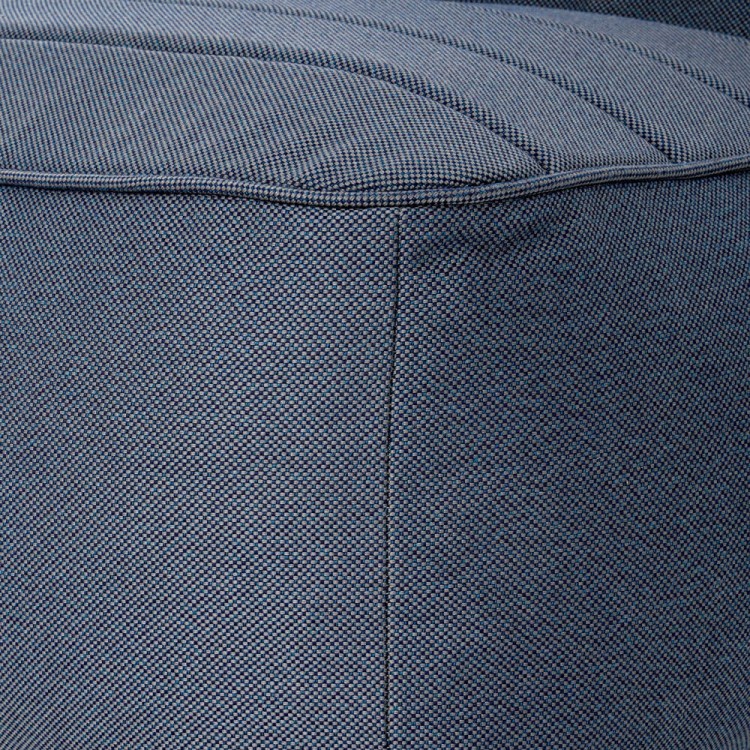 Siedzisko ogrodowe w kolorze granatowym.