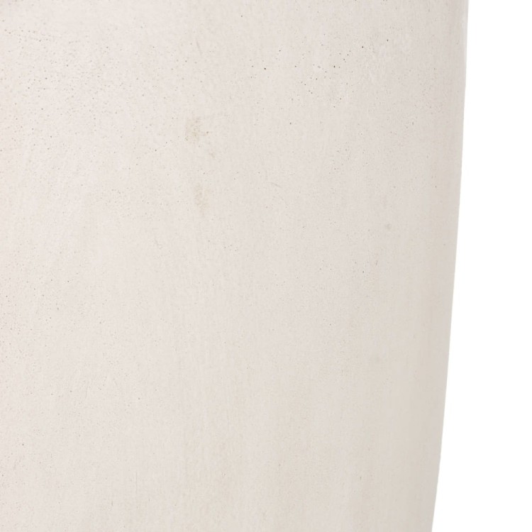 Biała donica ogrodowa ceramiczna.