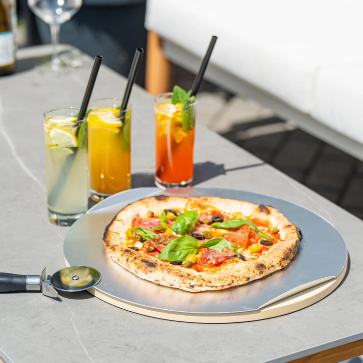 Kamień do pizzy z aluminiową tacką.