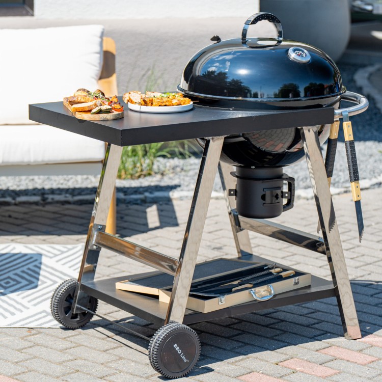 Grill węglowy ogrodowy z pokrywą.