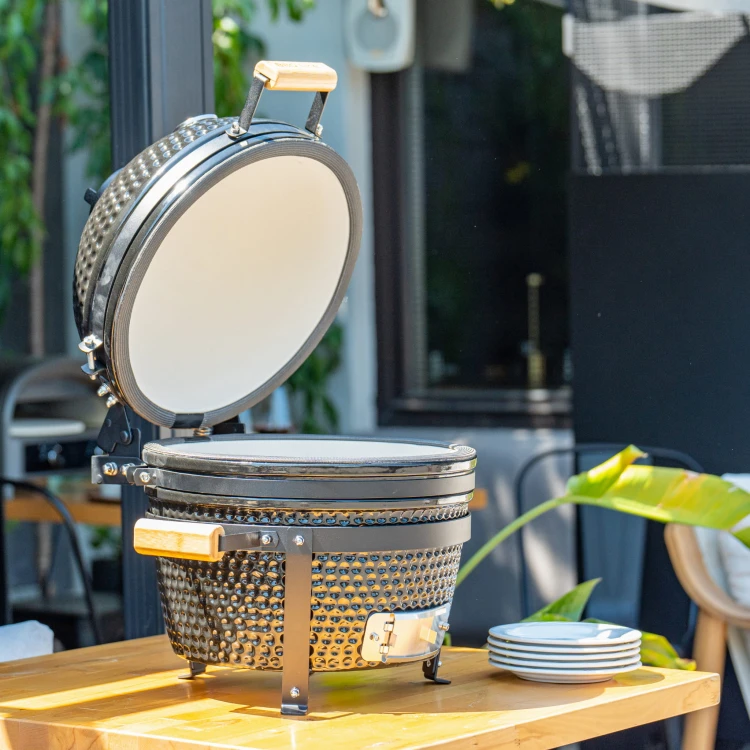 Nowoczesny grill węglowy ceramiczny.