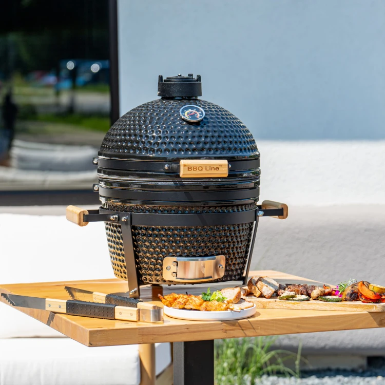 Nowoczesny grill węglowy ceramiczny.