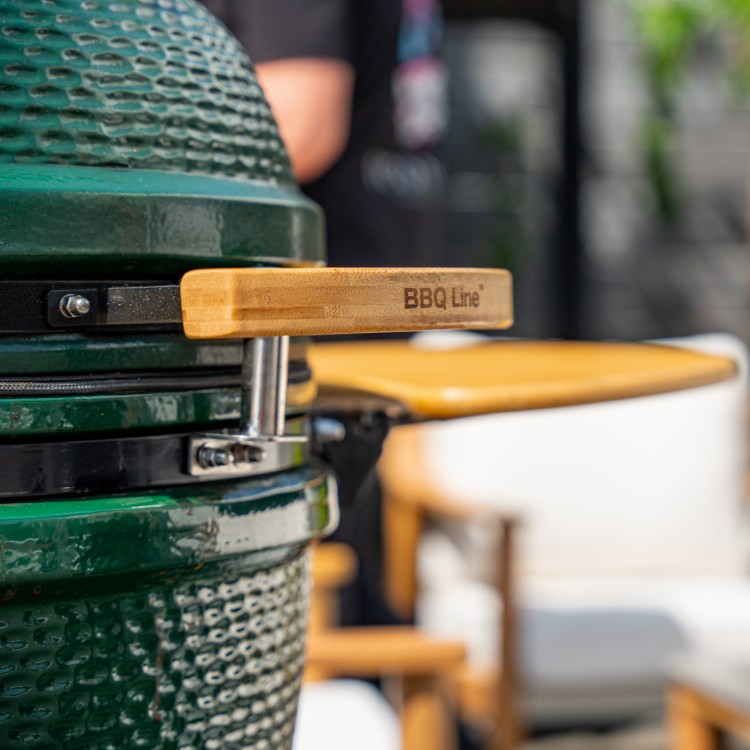 Ceramiczny grill węglowy z polkami.