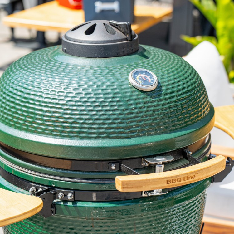 Ceramiczny grill węglowy z polkami.