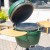 Ceramiczny grill węglowy z polkami.
