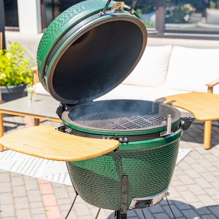 Ceramiczny grill węglowy z polkami.