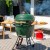 Ceramiczny grill węglowy z polkami.