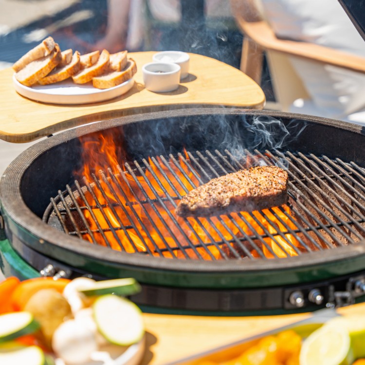 Ceramiczny grill węglowy z polkami.