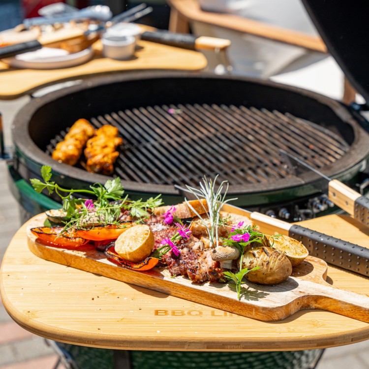Ceramiczny grill węglowy z polkami.