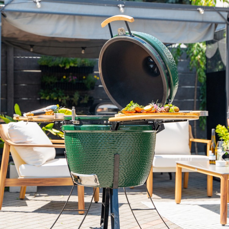 Ceramiczny grill węglowy z polkami.