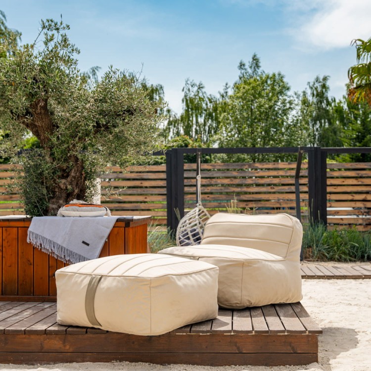 Beżowy fotel ogrodowy z podnóżkiem - siedzisko ogrodowe.