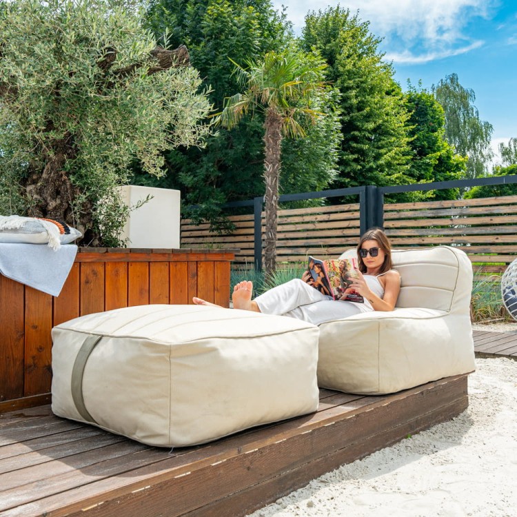 Beżowy fotel ogrodowy z podnóżkiem - siedzisko ogrodowe.