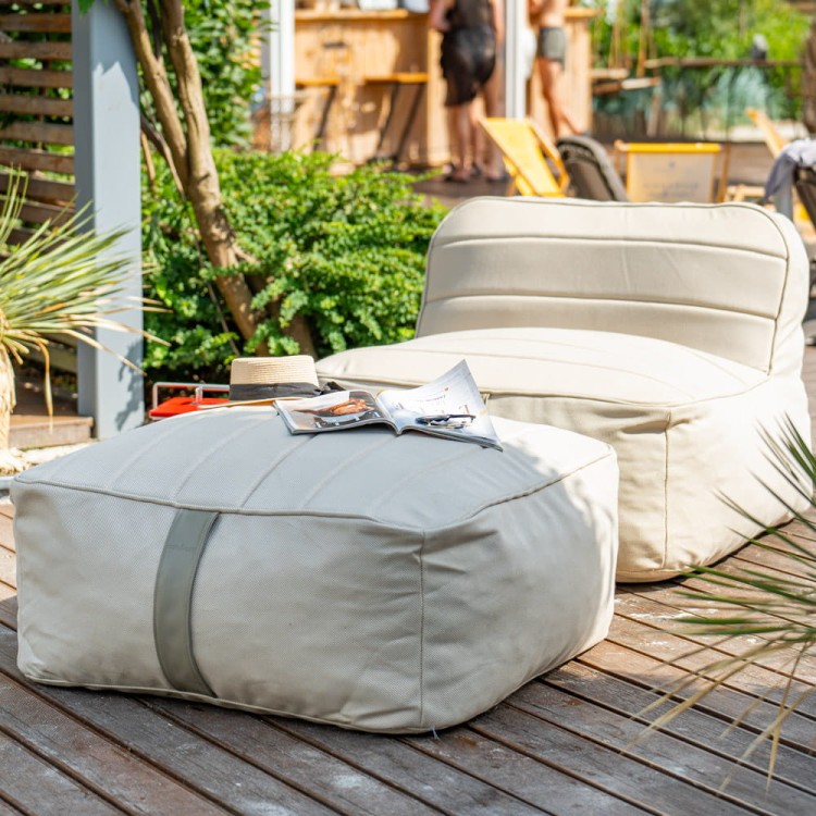 Beżowy fotel ogrodowy z podnóżkiem - siedzisko ogrodowe.