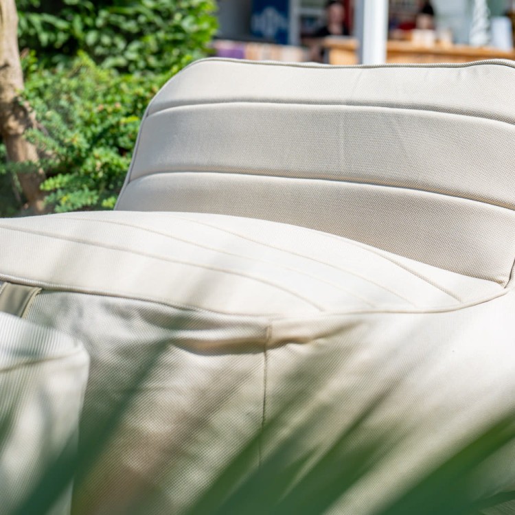 Beżowy fotel ogrodowy z podnóżkiem - siedzisko ogrodowe.