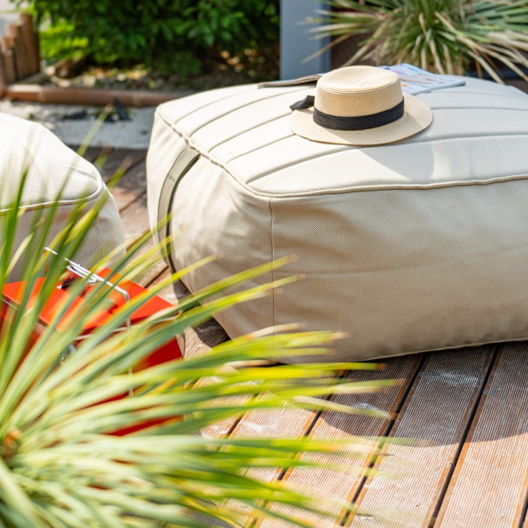 Beżowy fotel ogrodowy z podnóżkiem - siedzisko ogrodowe.