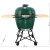 Grill ceramiczny węglowy z półkami bocznymi.